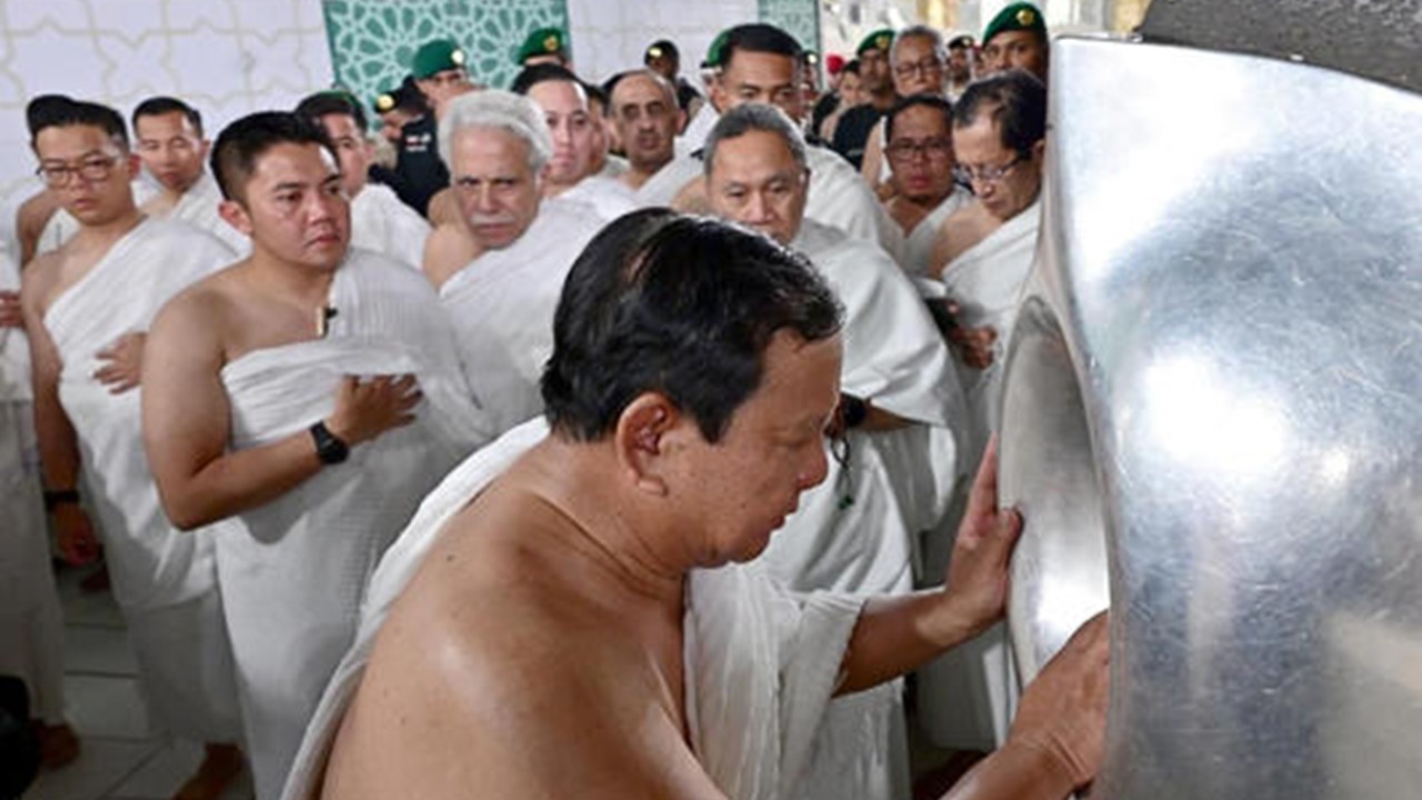 Presiden Prabowo Tunaikan Umrah, Masuk Kakbah dan Cium Hajar Aswad