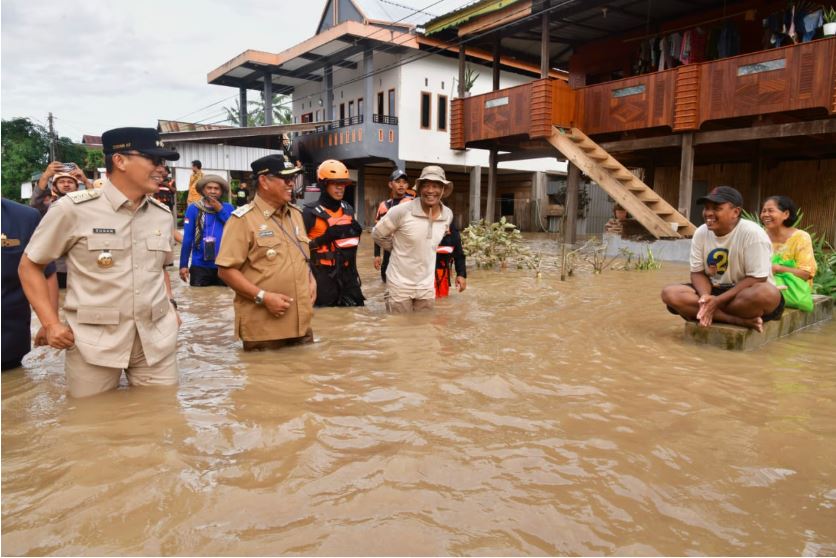 Pj Gubernur Prof Zudan Tinjau Lokasi Banjir di Soppeng, Serahkan Bantuan untuk Warga Terdampak