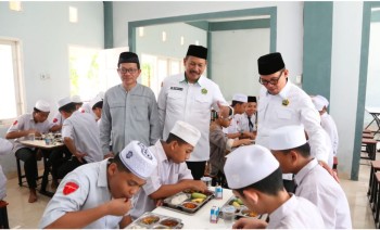 600 Santri Di Makassar Terima Makanan Bergizi Hasil Kolaborasi Kemenag Sulsel, Permabudhi, Dan Primaya Hospital