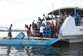 Danlantamal VI Dekat Dengan Nelayan, Bagikan Takjil Dan Edukasi Keselamatan