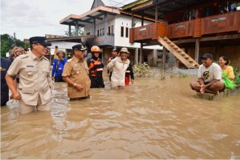 Pj Gubernur Prof Zudan Tinjau Lokasi Banjir Di Soppeng, Serahkan Bantuan Untuk Warga Terdampak