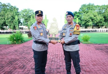 Kapolda Sulsel Pimpin Upacara Penghargaan Dan PTDH, Tegaskan Pentingnya Profesionalisme