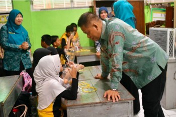 
Program Peningkatan Gizi Anak Sekolah, Prof Fadjry Djufry Bagikan Telur Dan Susu Di Makassar